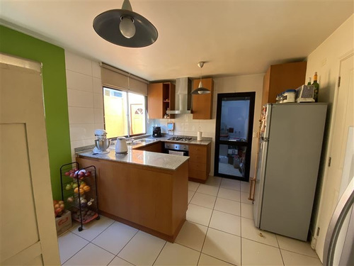 Casa En Venta De 4 Dorm. En La Florida
