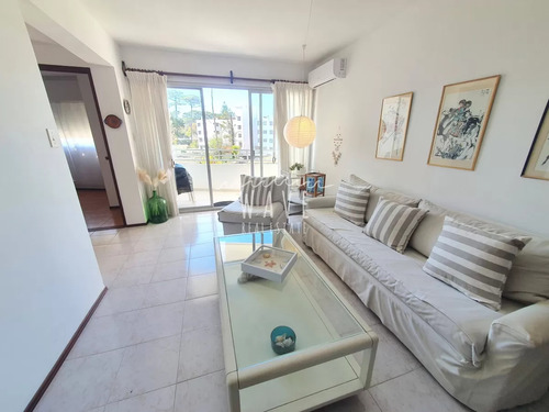 Venta De Apartamento De 2 Dormitorios Frente Al Mar En Mansa, Punta Del Este.