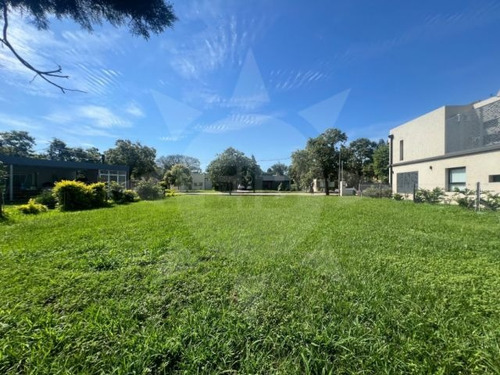 Lote En Country Los Molinos - Sobre Calle Principal
