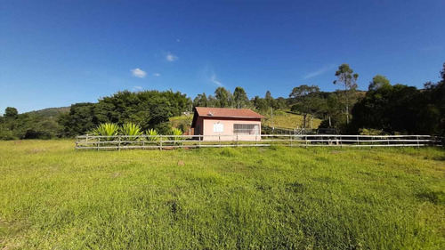 Bela Chácara Na Cidade De Baependi , Sul De Minas, 2,5 Klm Da Cachoeira De Itaúna , Casa Boa 02 Quartos, Área Gourmet, Toda Plana, Beira Do Rio . - 938