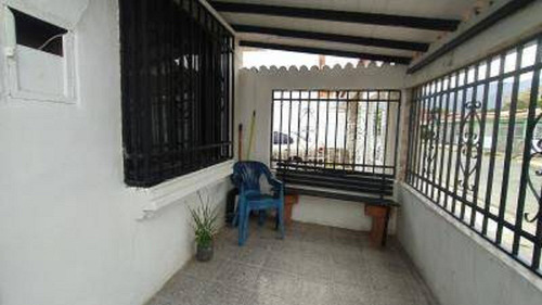 Imagen 4 de 6 de Re/max. Iris Hernandez. Vende Casa (127/90m2). Las Quintas Naguanagua. Codigo 140407