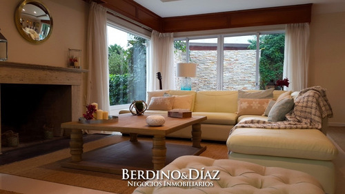 Hermosa Residencia A Pasos De La Playa Mansa- Ref: 856