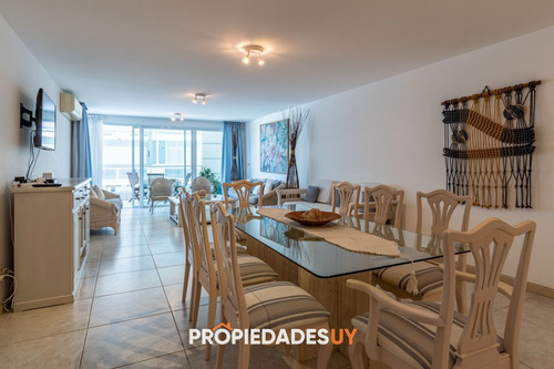 Apartamento De 3 Dormitorios En Playa Brava, Primera Linea