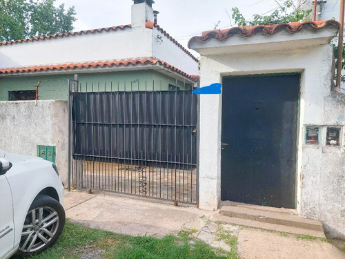 Casa En Lote Propio Con 2 Dormitorios, Entrada Auto, Jardín, Terreno, Lavadero Cubierto, Amplio Galpón