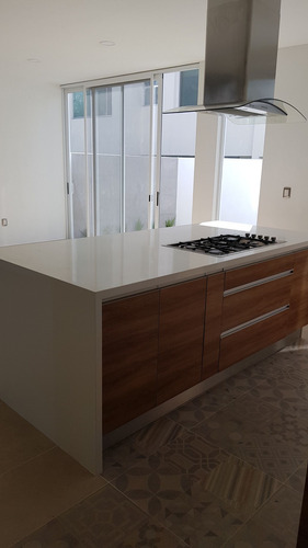 Preciosa Casa En La Condesa Juriquilla, Estudio O 4ta Recamara En P.b, Jardín.-