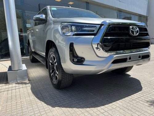 Imagen 2 de 19 de Toyota Hilux Srv 4x2 At