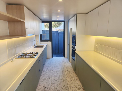 Casa En Venta De 3 Dorm. En Las Condes / Plaza La Capitanía
