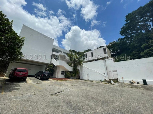 Hermosa Casa En Venta Prados Del Este Baruta 2637 Metros Seis Dormitorios Cuatro Baños Diez Puestos De Estacionamiento Vigilancia Privada Gimnasio Parque Infantil Piscina Parrillera 