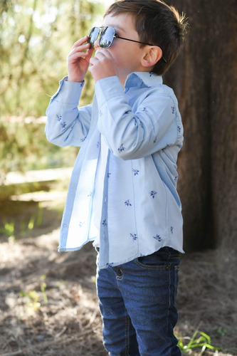 Camisa Rígida Con Recorte  Y Estampa De Niño Varios Colores