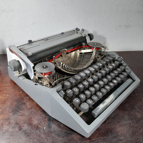 Imagem 1 de 8 de Máquina De Escrever Made Alemanha Para Peças. Ler. Usada