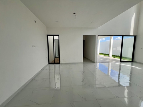 Casa En Venta En Morera, Cholul, De 4 Habitaciones Con Alberca