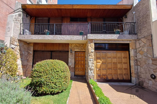 Venta De Imponente Y Solido Chalet En El Centro De Ramos Mejía!