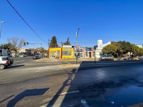 Imagen 2 de 9 de Gran Local Comercial En Esquina Con Av. Rivarola
