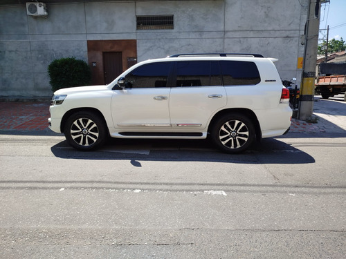 Toyota Land Cruiser 4.5 excalibur lc200 diesel
