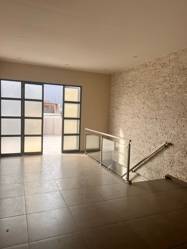 Duplex (2do Y 3er Piso) Con Ingreso Independiente Desde El 1er Piso, No Garaje Con Estacionamiento Exterior Para 1 Vehículo