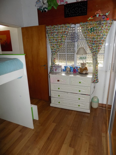 Chalet De 4 Ambientes Desarrollado En 2 Plantas. Excelente Estado.