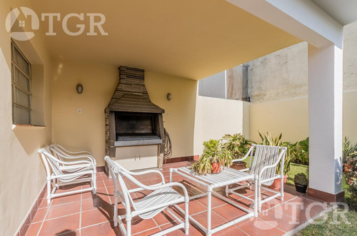 Cálida Casa En Lomas De Zamora Con Diseño Funcional Y Entorno Privilegiado