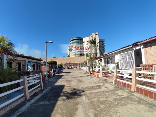 Remax Vende Amplia Casa Quinta Veraniega En Conjunto Los Coralitos Tucacas