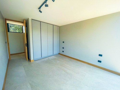 Increible Casa Minimalista-colegio Newland