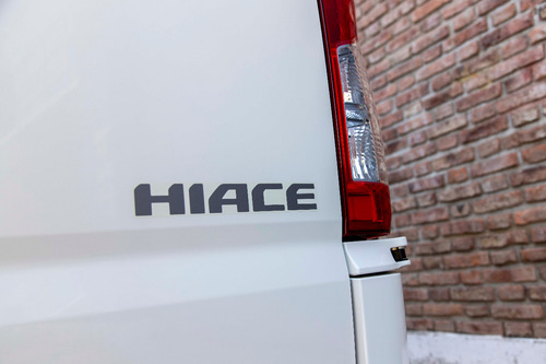 Toyota Hiace 2.8 Tdi Furgón 6at L2h2 3a 5p