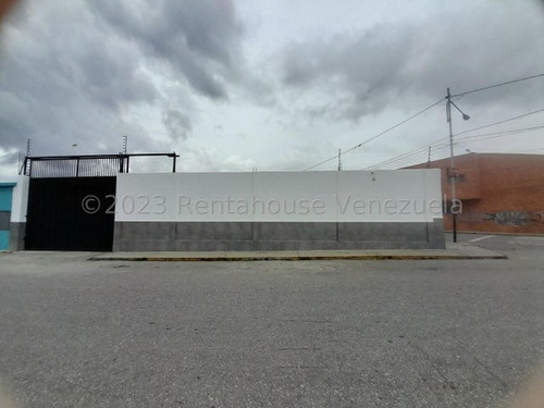 Raiza Suarez Vende Amplio Galpon-local O Deposito Esta Adecuado Para Diferentes Usos, - 24 1 1  0 35- A Estrenar, Con Vigilancia Privada,  Tanque Subterraneo,  Aire Acondicionado, Portones Electricos.