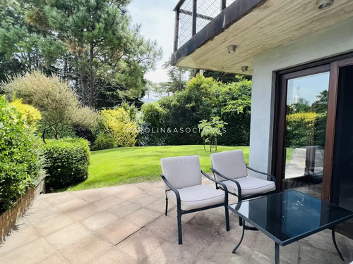 Casa En Venta De 4 Dormitorios En Country, Punta Del Este.