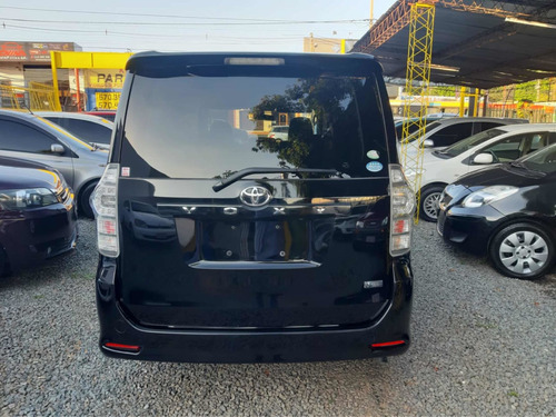 Imagen 3 de 10 de Toyota Voxy Automática