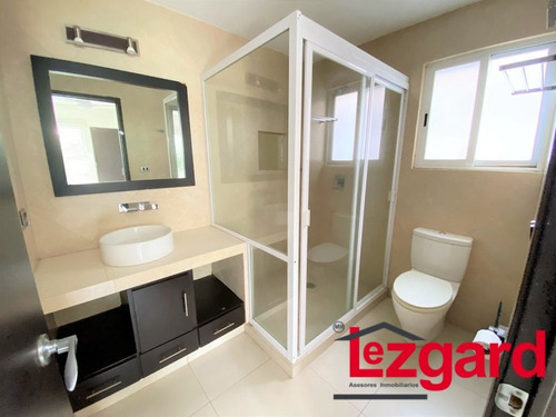 Excelente Residencia Diseñada Con Un Enfoque Moderno Y Funcional, Espacios Luminosos Y Abiertos Crean Una Atmósfera Acogedora En Cada Rincón