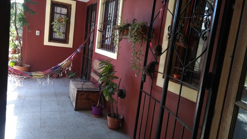 Venta De Pintoresca Casa En Ph Al Frente