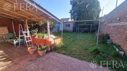 Venta De Casa De 4 Ambientes Con Cochera Y Fondo Libre En Wilde
