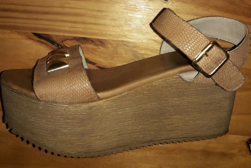 Sandalias Con Plataformas Y Tachas Talle 38