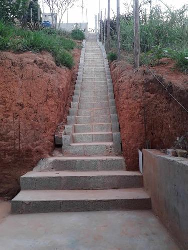 Casa Com 3 Cômodos, 1 Banheiro, Lavanderia, Quintal Amplo.
