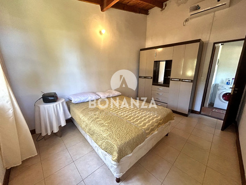 Casa En Venta, Piriápolis - Punta Negra. 400 Metros De La Playa. Gran Terreno De 795m²