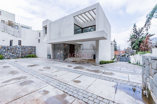 Casa En Venta De 5 Dorm. En Lo Barnechea