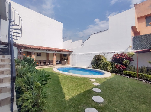 Casa En Venta En La Col. El Miraval, Cuernavaca Morelos.