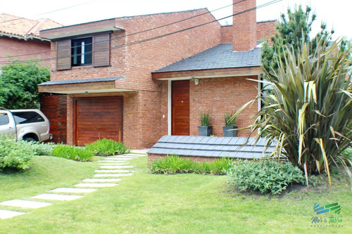 En Alquiler!! Moderna Casa Ubicada A 1 Cuadra Del Mar, Con Vista Parcial Desde El Dormitorio Principal.
