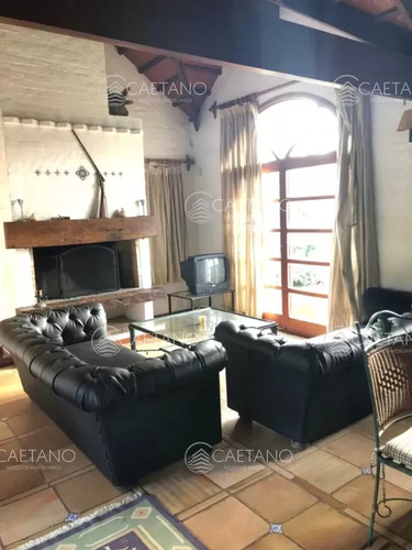 Hermosa Casa, Ubicada En Uno De Las Mejores Zonas Del Balneario!