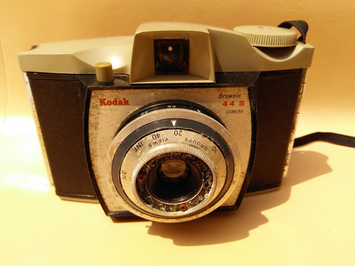 Camarapedia: Vieja Camara Kodak 44b Brownie  Cam16