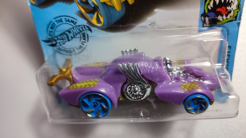 Hot Wheels. Vehículo Knight Draggin, Street Beasts. 2020. (Usado)