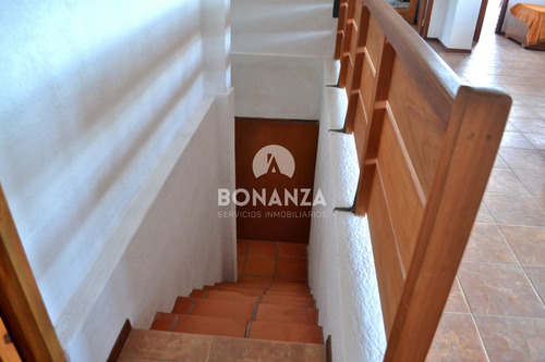 Piriápolis, Playa Hermosa. Casa En Venta A 200 Metros De La Playa. Padrón Único, 4 Dormitorios, 2 Baños