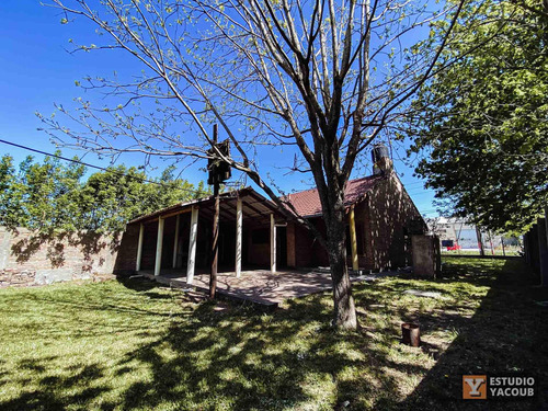 Casa En Venta - 2 Dormitorios 1 Baño - 98mts2 - Lisandro Olmos Etcheverry, La Plata