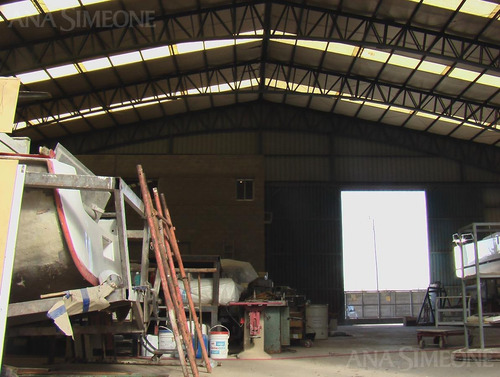 Importante Nave Industrial De 858m2