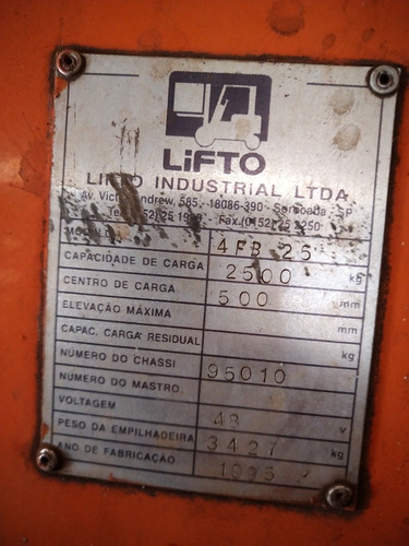 Imagem 5 de 10 de Empilhadeira
