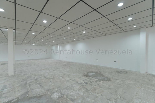 Edificio O Galpón Comercial, Distribuidos En 2 Niveles Techados Más Una Terraza Descubierta Con Vista Al Avila En Los Dos Caminos. Ch.