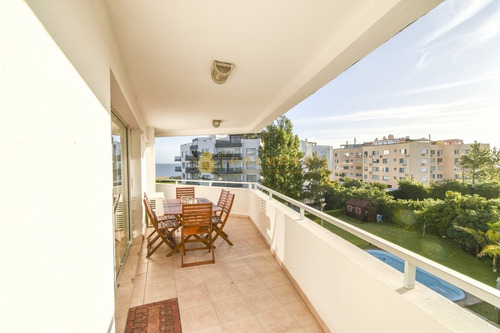 Excelente Apartamento De Tres Dormitorios Frente Al Mar - Punta Del Este- Ref: 3912