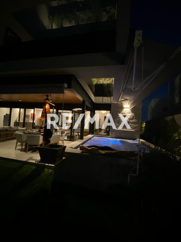 Casa En Venta En Condominio Altozano