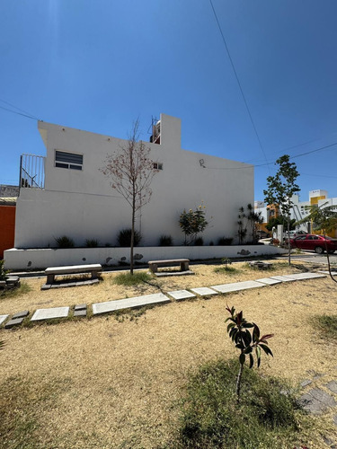Casa En Renta Chulavista Iii, Queretaro. 3 Rec, 3 Baños, Privada Con Alberca