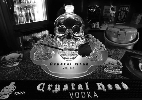 Imagen 7 de 10 de Vodka Crystal Head 1750ml Botellon En Estuche