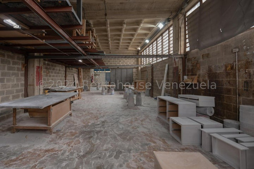Local Comercial De 900 M2 Ubicado En La Zona Industrial De San Antonio
