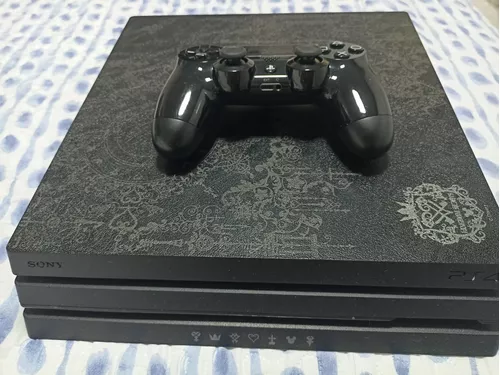 Duas caixas de PS4 pro branco e preto